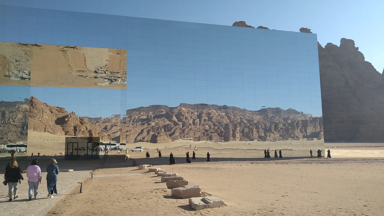 Det nye museum i Al Ula forsvinder helt i landskaberne. Foto af Esben Gynther