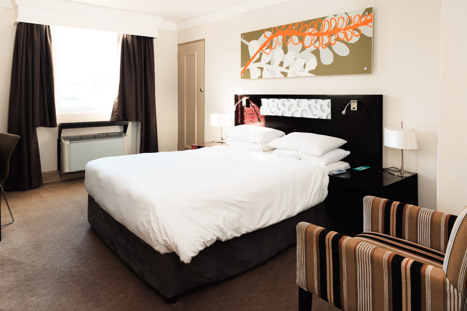 På livlige Greenmarket Square bor vi omgivet af farverige boder og historiske facader. 