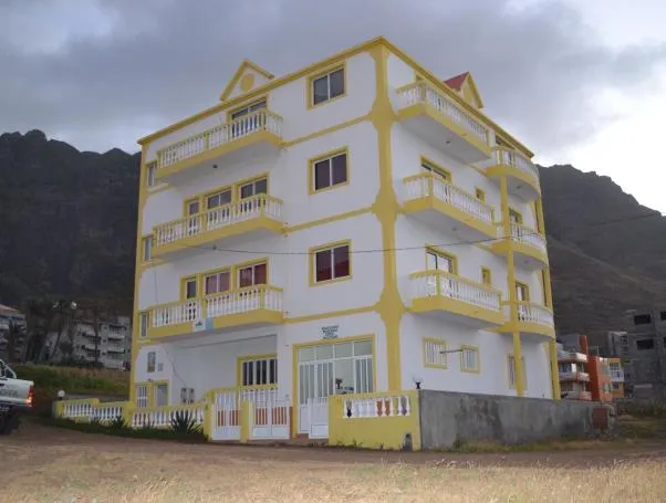 Lille, hyggeligt pensionat med lyse værelser blot 5 minutters gang fra centrum og tæt på Aluguer-stoppet. 