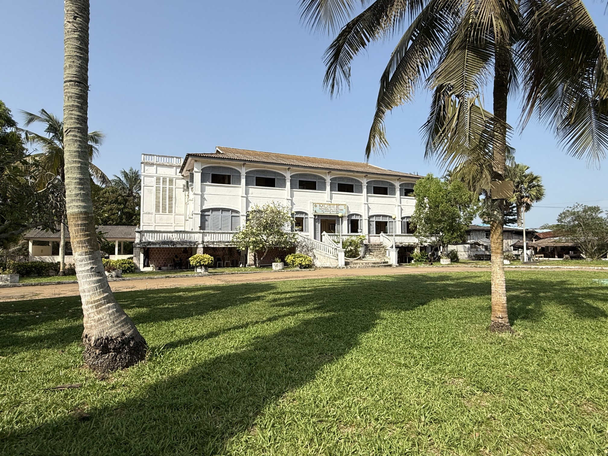 Grand-Bassam er kendt for sine franske kolonibygninger. Her den tidligere guvenørs palads. Foto Anja Schmidt