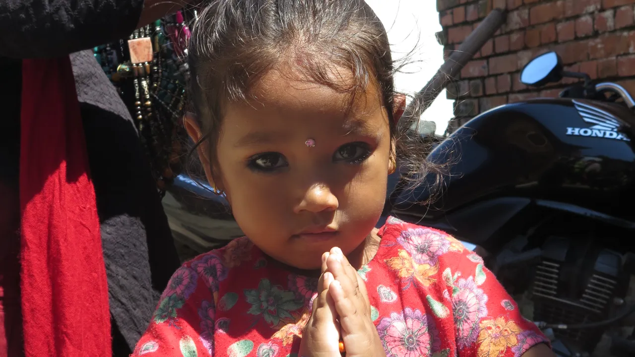 Sådan hilser man i Nepal. Foto Tania Karpatschof