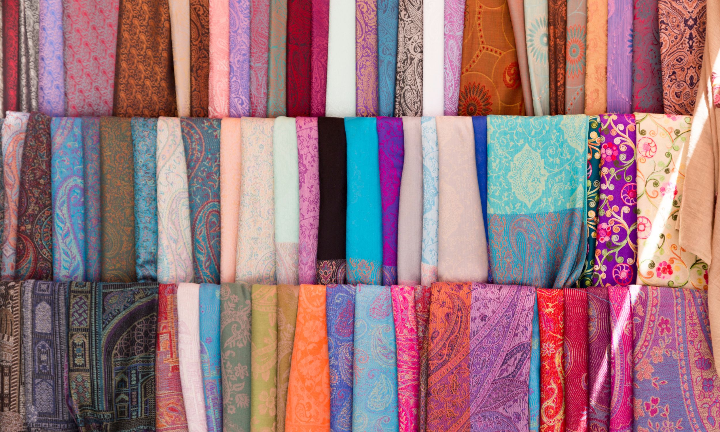 Vi besøger en lokal silkefabrik i Margilan. Foto Viktors Farmor