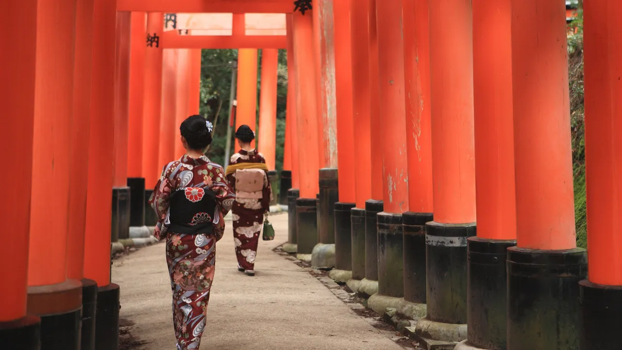 Tusindvis af porte pryder shintohelligdommen Fushimi-Inari-Taisha. Foto Anders Stoustrup