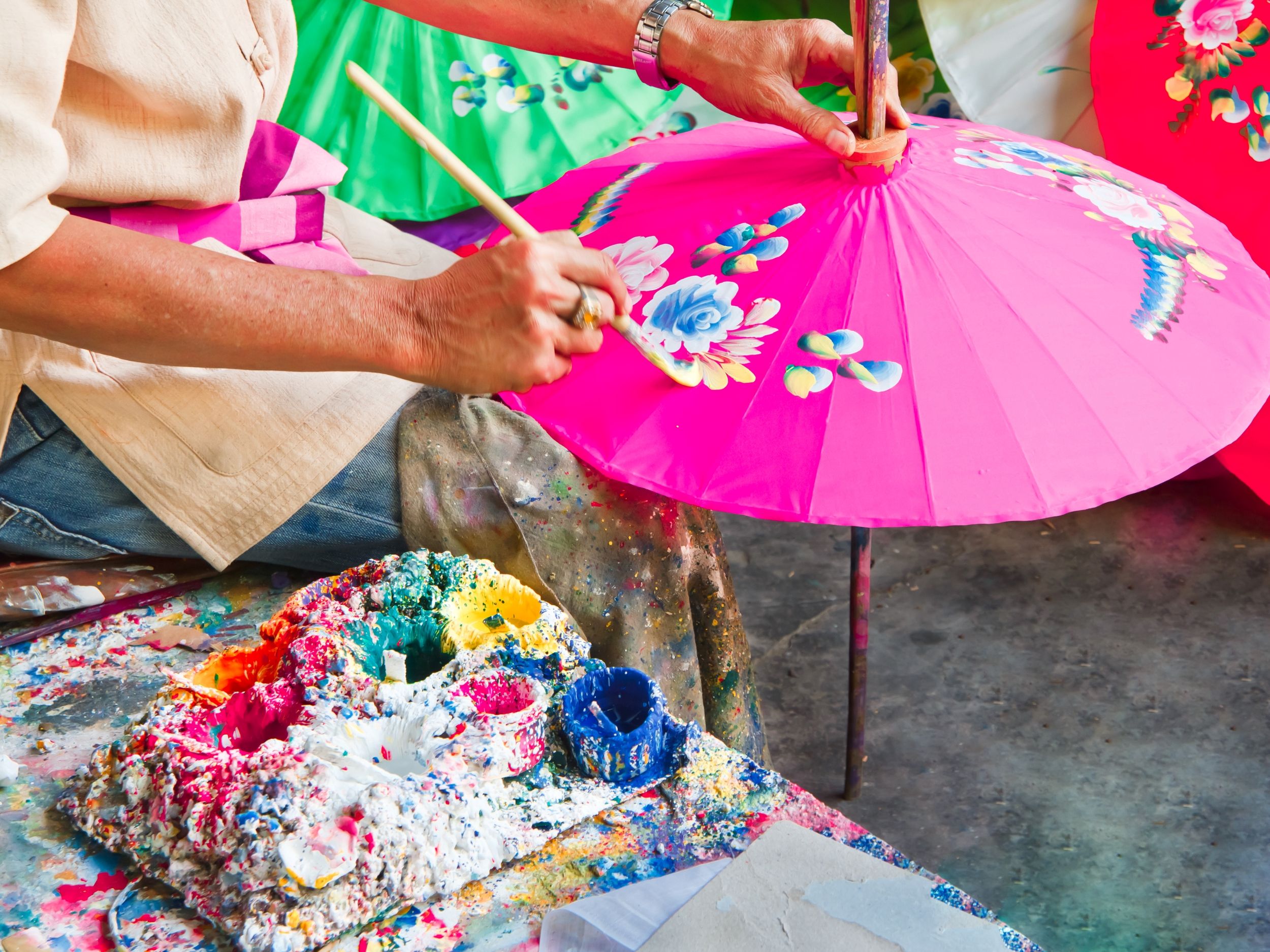 I Hangzhou får vi selv penslen i hånden og giver os i kast med at male farverige paraplyer. Foto Viktors Farmor