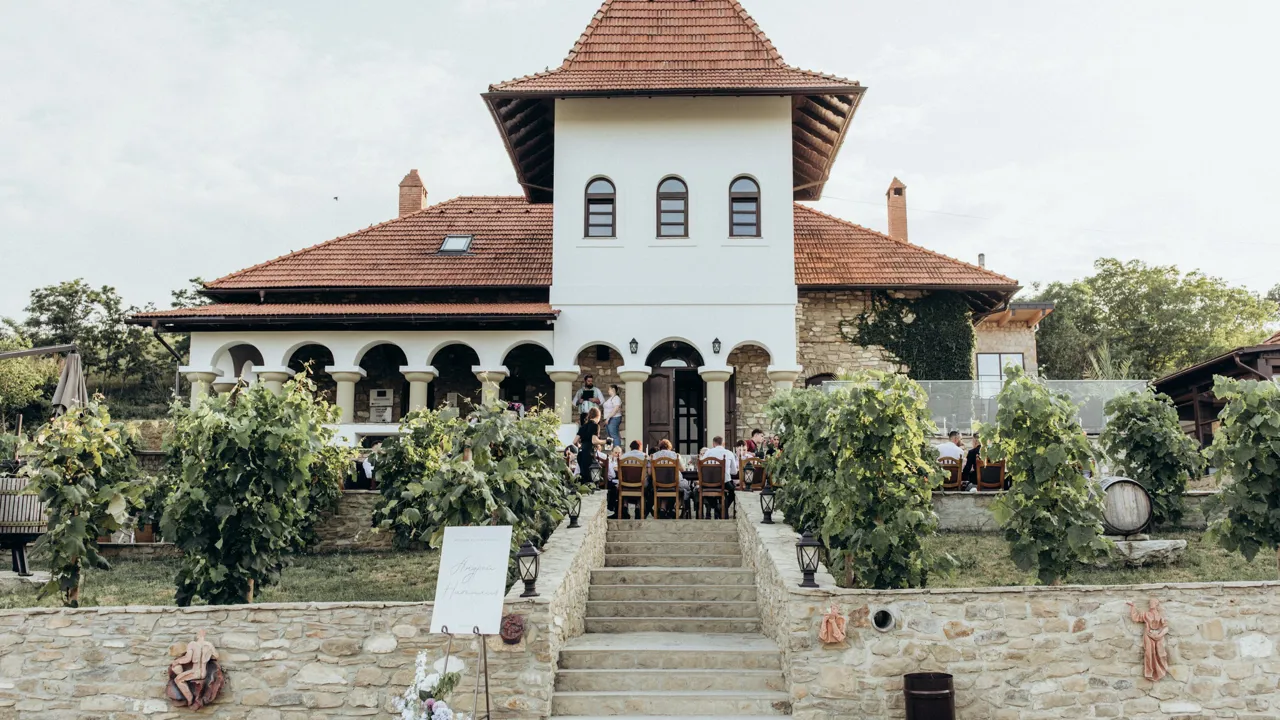 Frokost på Crama Mircesti vingården med sin naturskønne beliggenhed. Foto Viktors Farmor