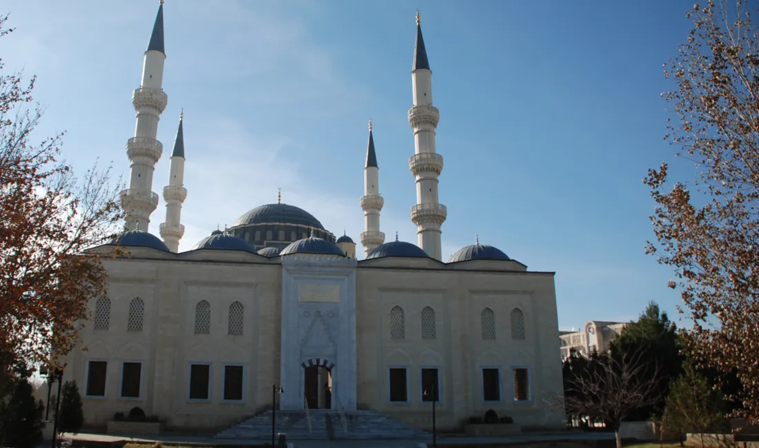 Tårnene er specielle på Ertogrul Ghazi moskeen i Ashgabat. Foto Viktors Farmor.