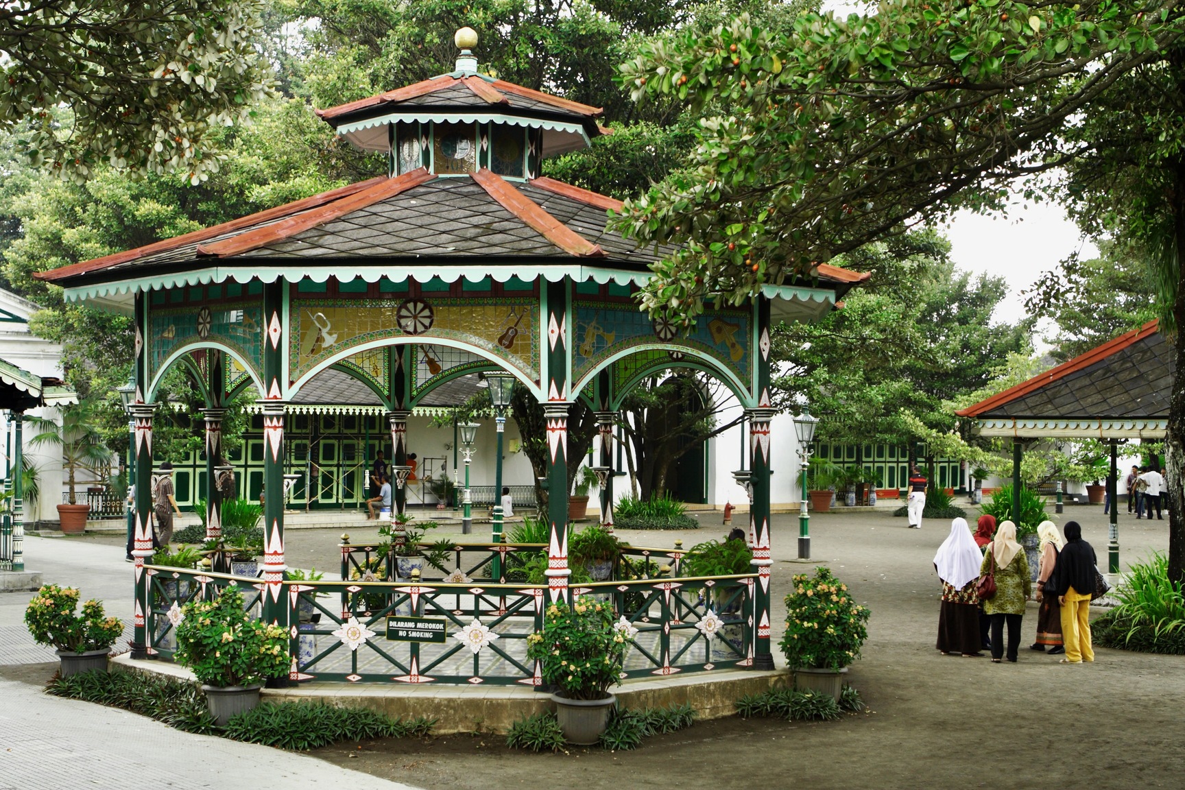 En af flere gårdhaver i sultanpaladset i Yogyakarta. Foto af Anders Stoustrup