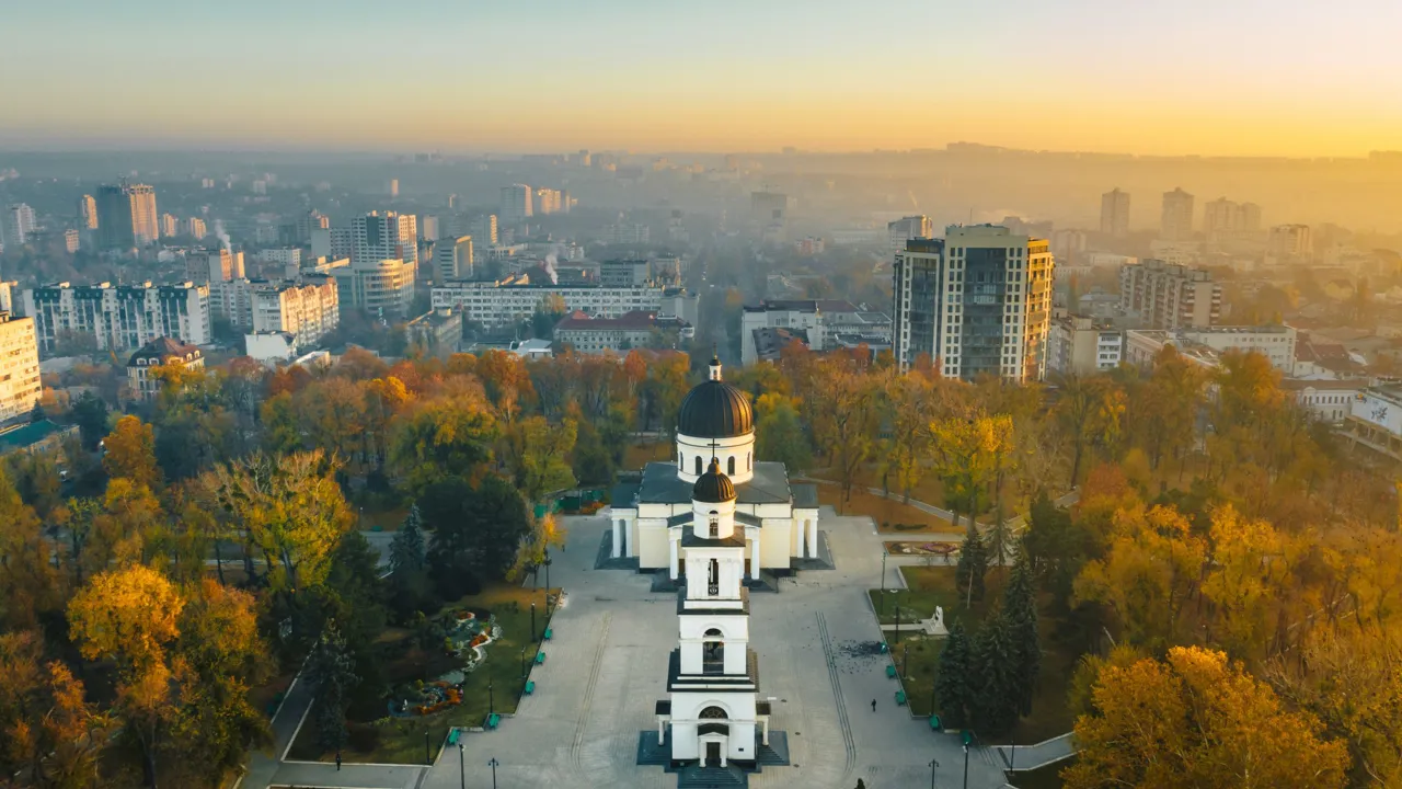 Kristi Fødsels Katedralen med det imponerende Klokketårn i Chisinau. Foto Viktors Farmor
