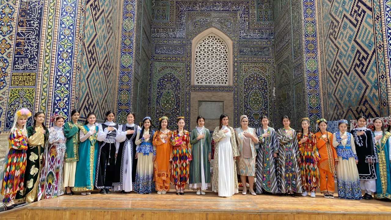 Smukke unge kvinder i traditionelt tøj i Sher Dora Madrassa, Samarkand. Foto Michael Høeg Andersen