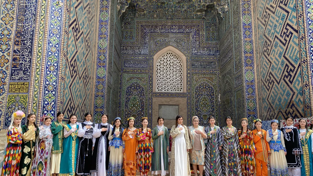 Smukke unge kvinder i traditionelt tøj i Sher Dora Madrassa, Samarkand. Foto Michael Høeg Andersen