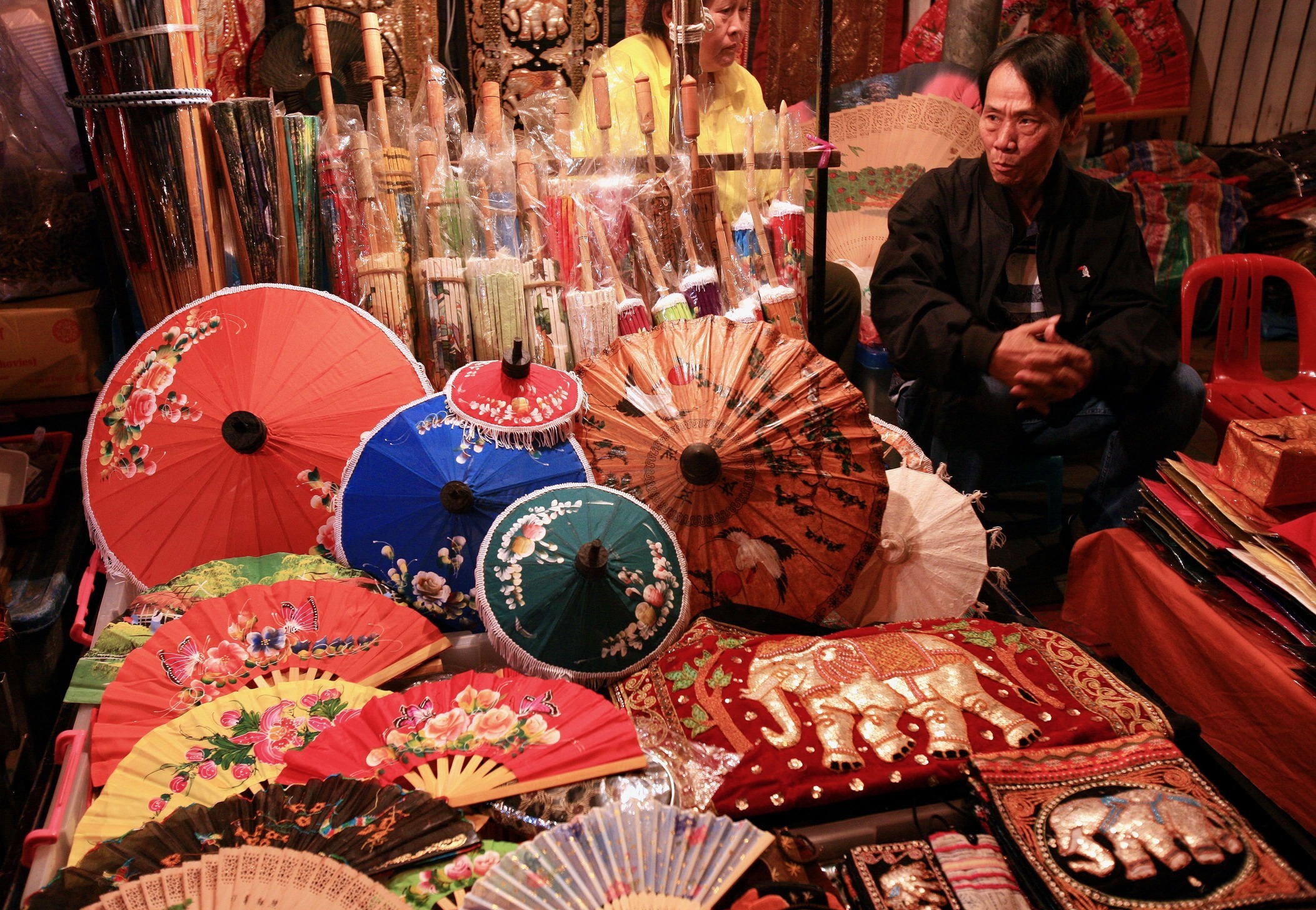 Håndværk til salg på natmarked i Chiang Mai. Foto Viktors Farmor