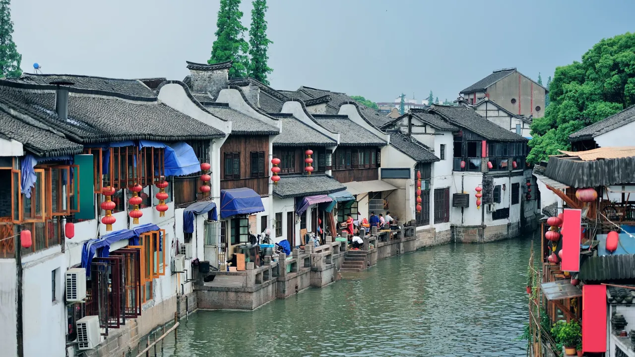Vi tager på en dagstur til Zhujiajiao, som er en gammel vandby kendt for velbevaret arkitektur. Foto Viktors Farmor