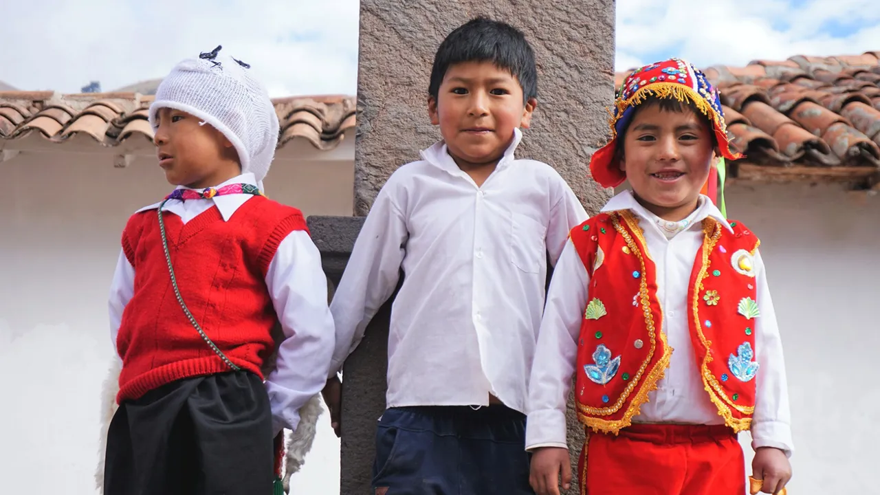 3 små nysgerrige drenge følger med i løjerne. Foto Kathrine Svejstrup