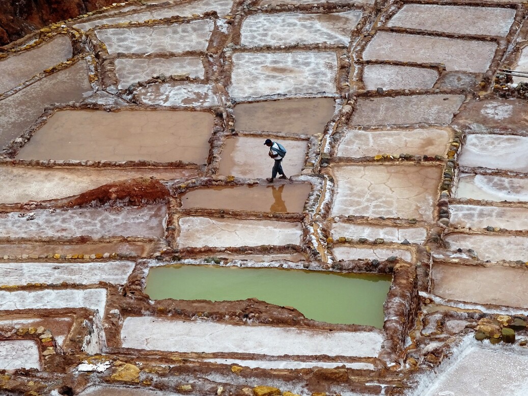 En saltbonde ved saltbassinerne i Maras. Foto Kurt Rasmussen
