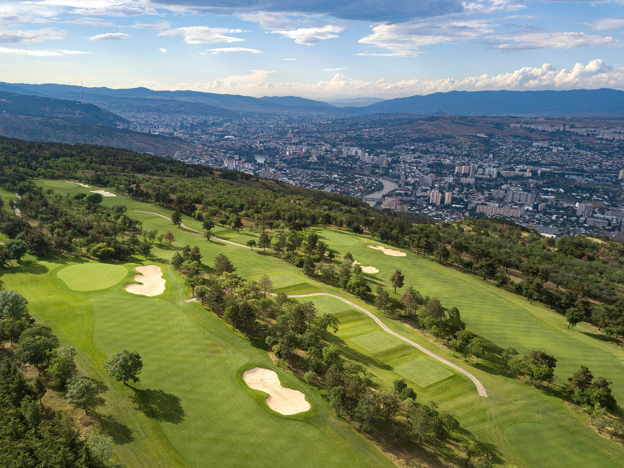 Hul 10 og 12 på Tbilisi Hills. Foto Viktors Farmor
