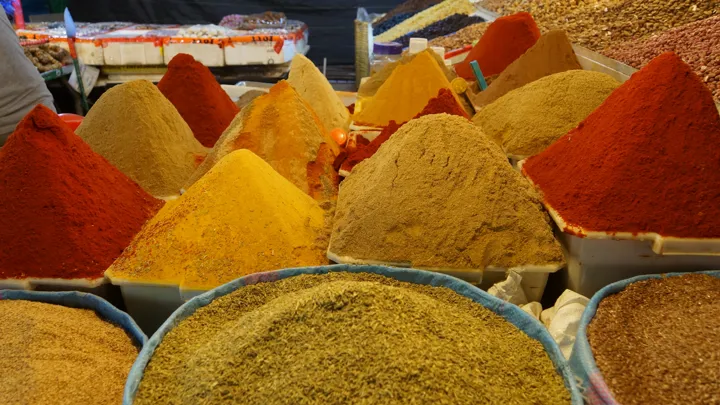 Marokkanske specialiteter og spændende krydderier frister på markedet. Foto Claus Pehrsson