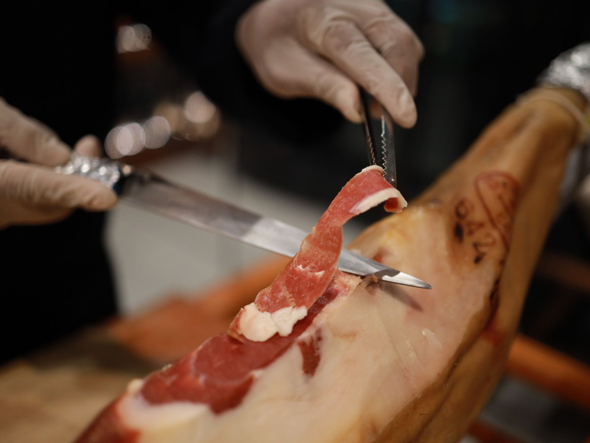 Udskæring af iberisk skinke, Jamón Ibérico, på Museo de Jamón. Foto Viktors Farmor