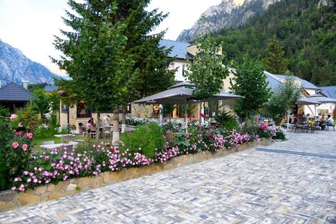 På grupperejsen til Albanien og Kosovo med Viktors Farmor sover vi på Hotel Breezy i Valbonë