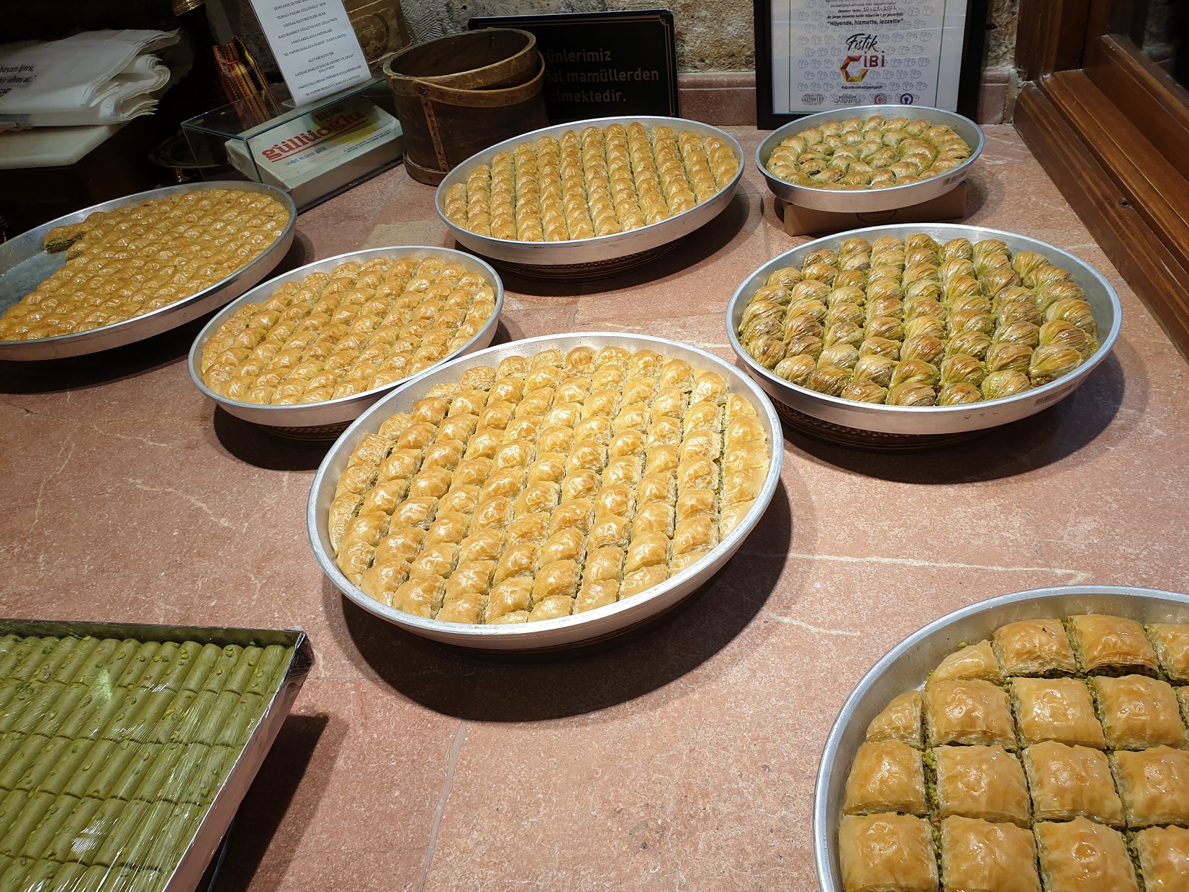 Lækre søde kager kan fås overalt. Foto Kirsten Gynther Holm