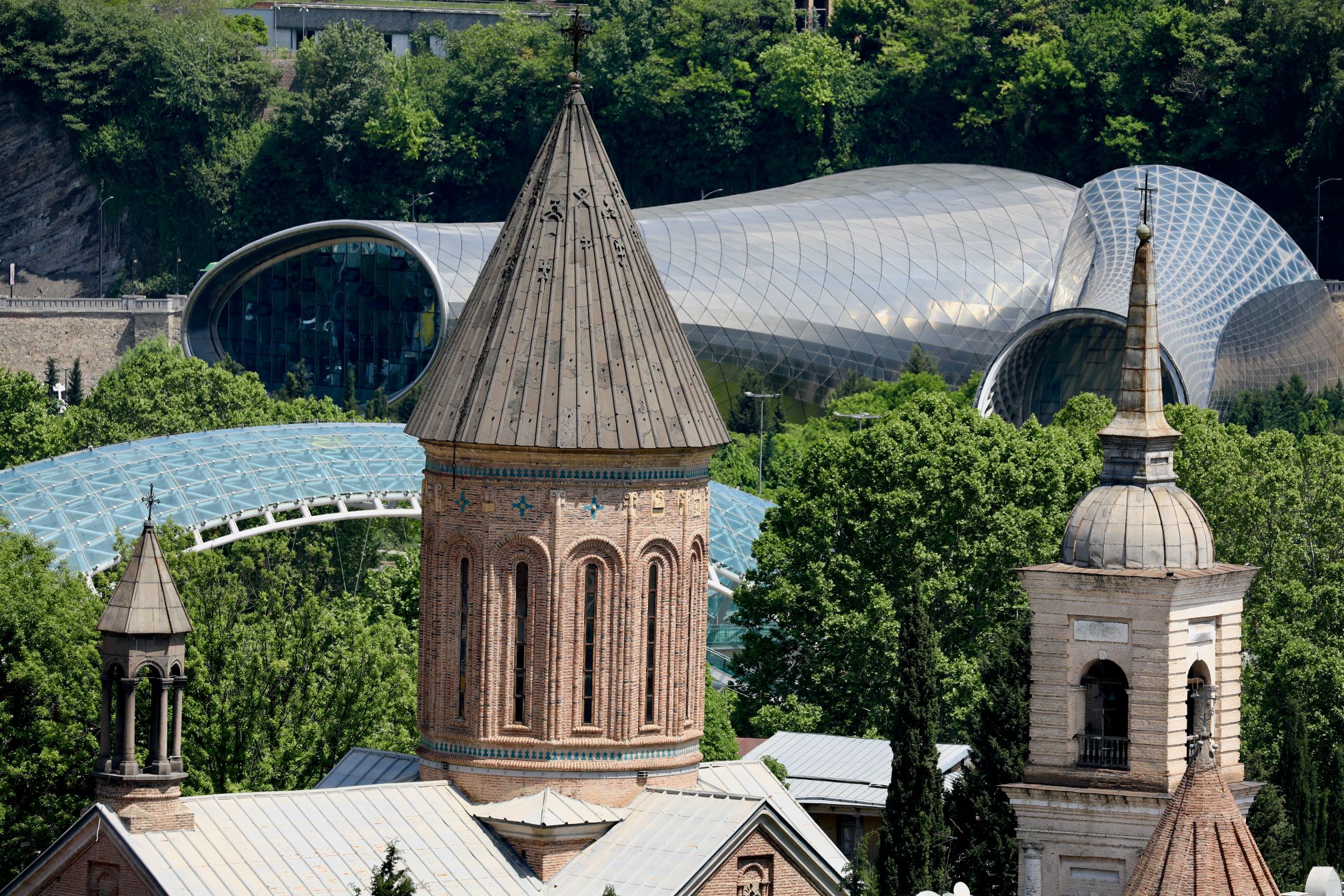 Nyt og gammelt mødes i Tbilisi. Foto af Anders Stoustrup