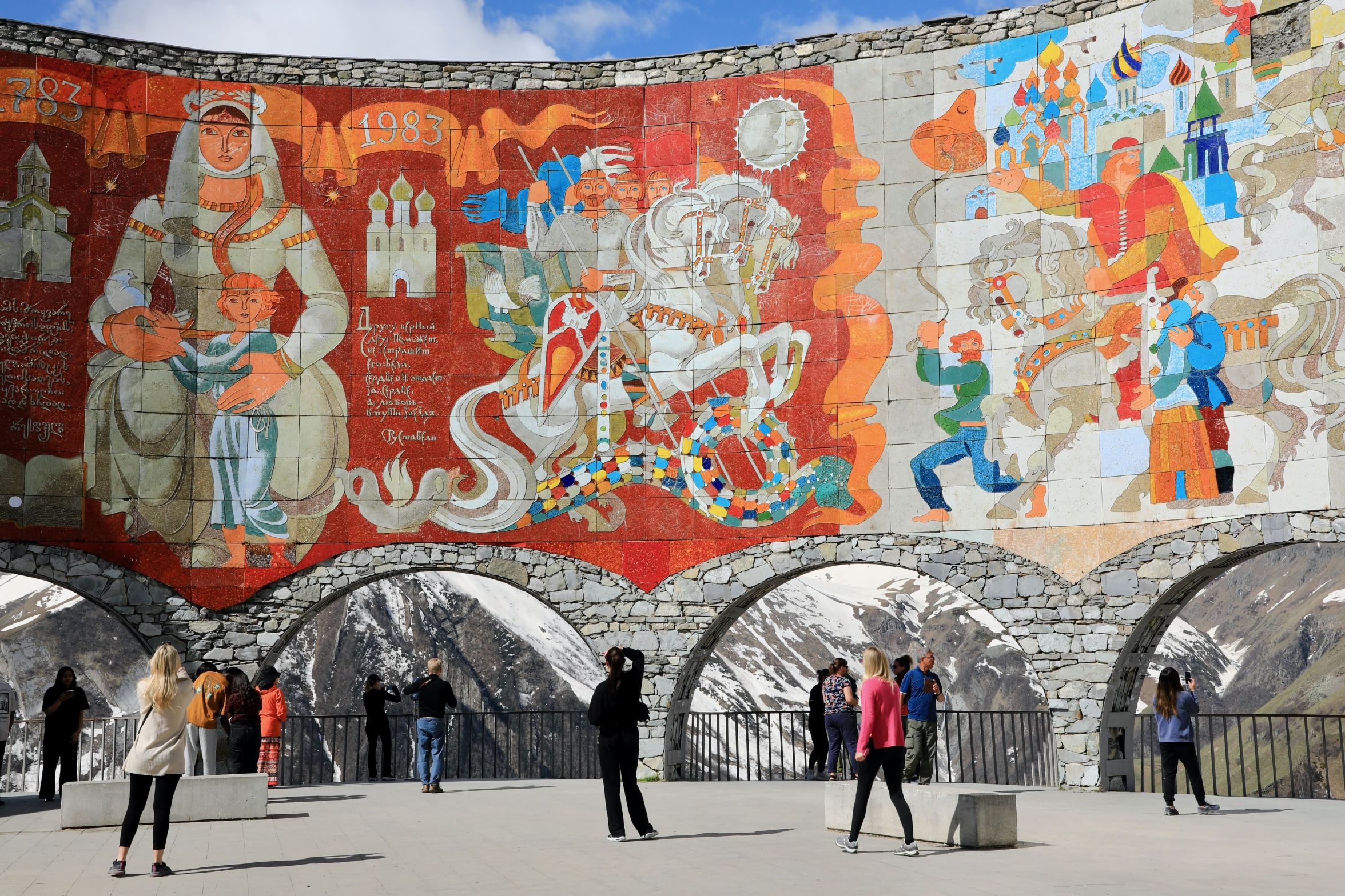 Friendship monument langs vejen til Stepantsminda. Foto af Anders Stoustrup