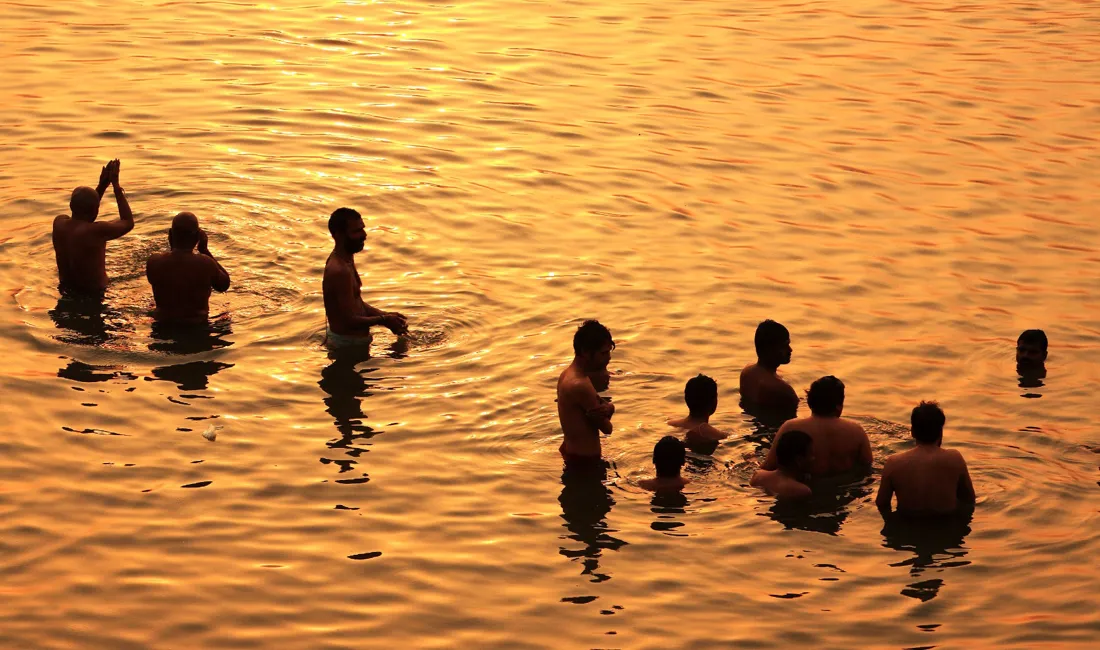 Morgenyoga i Varanasi. Foto Anders Stoustrup