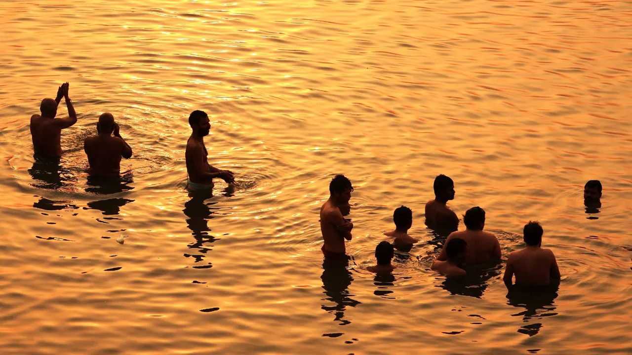 Morgenyoga i Varanasi. Foto Anders Stoustrup
