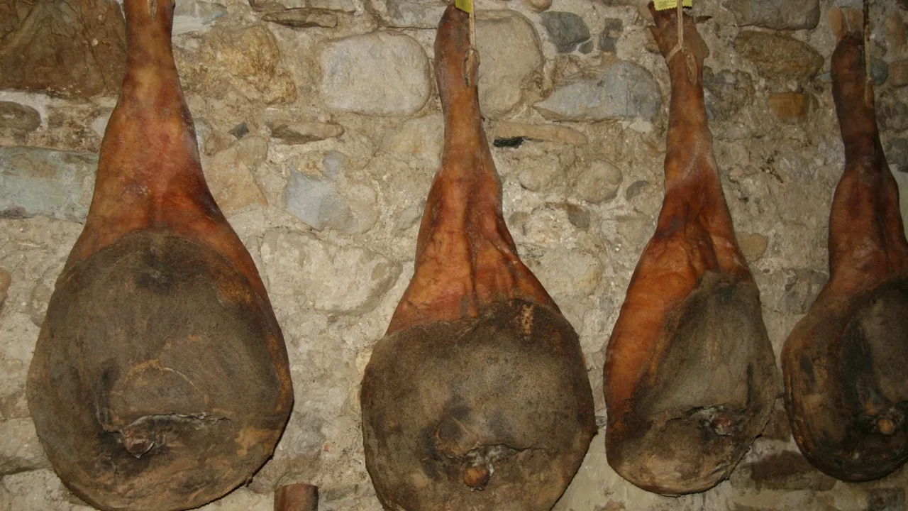 Skinker er hængt til tørring. Foto Lene Brøndum