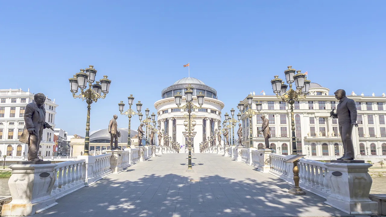 På Art Bridge i Skopje kan man se smukke statuer af forskellige kunstnere. Foto Viktors Farmor”