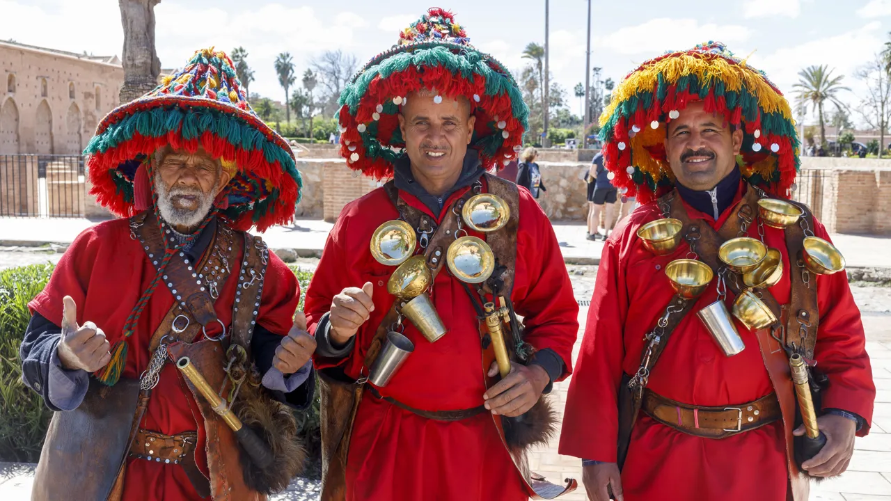 Vandbærere i traditionelle dragter på El Fnaa-pladsen i Marrakesh. Foto Inge Lynggard