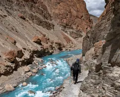 Vandrerute til Phugtal imponerer med sine rå bjergvægge og brusende flod. Foto Viktors Farmor