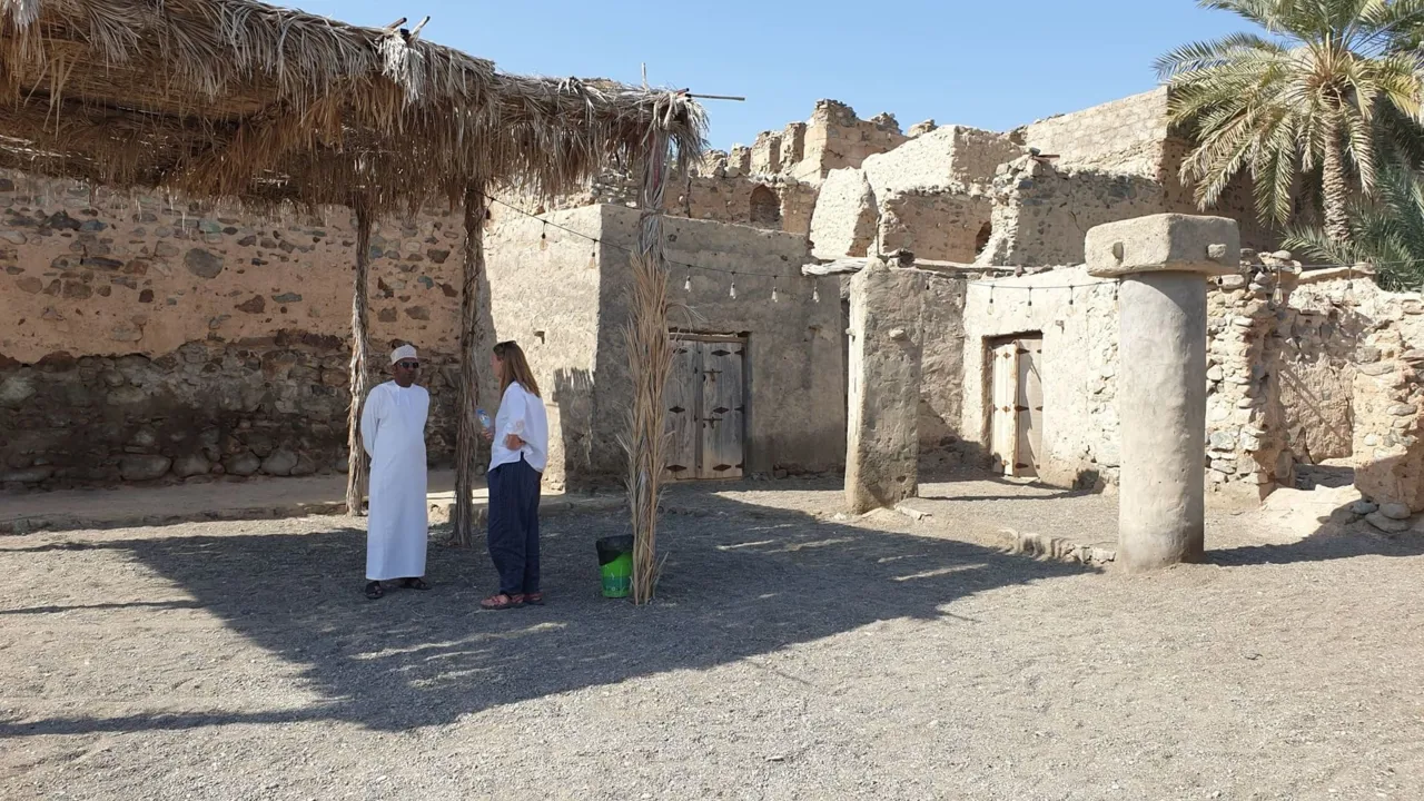 Vi ser resterne af det gamle slavemarked i Ibra, nu en forladt by. Foto Kirsten Gynther Holm