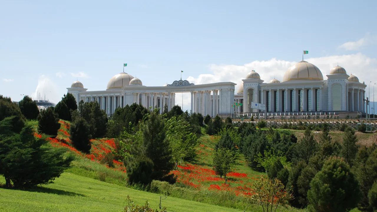 Den medrivende hovedstad Ashgabat i Turkmenistan. Foto Viktors Farmor