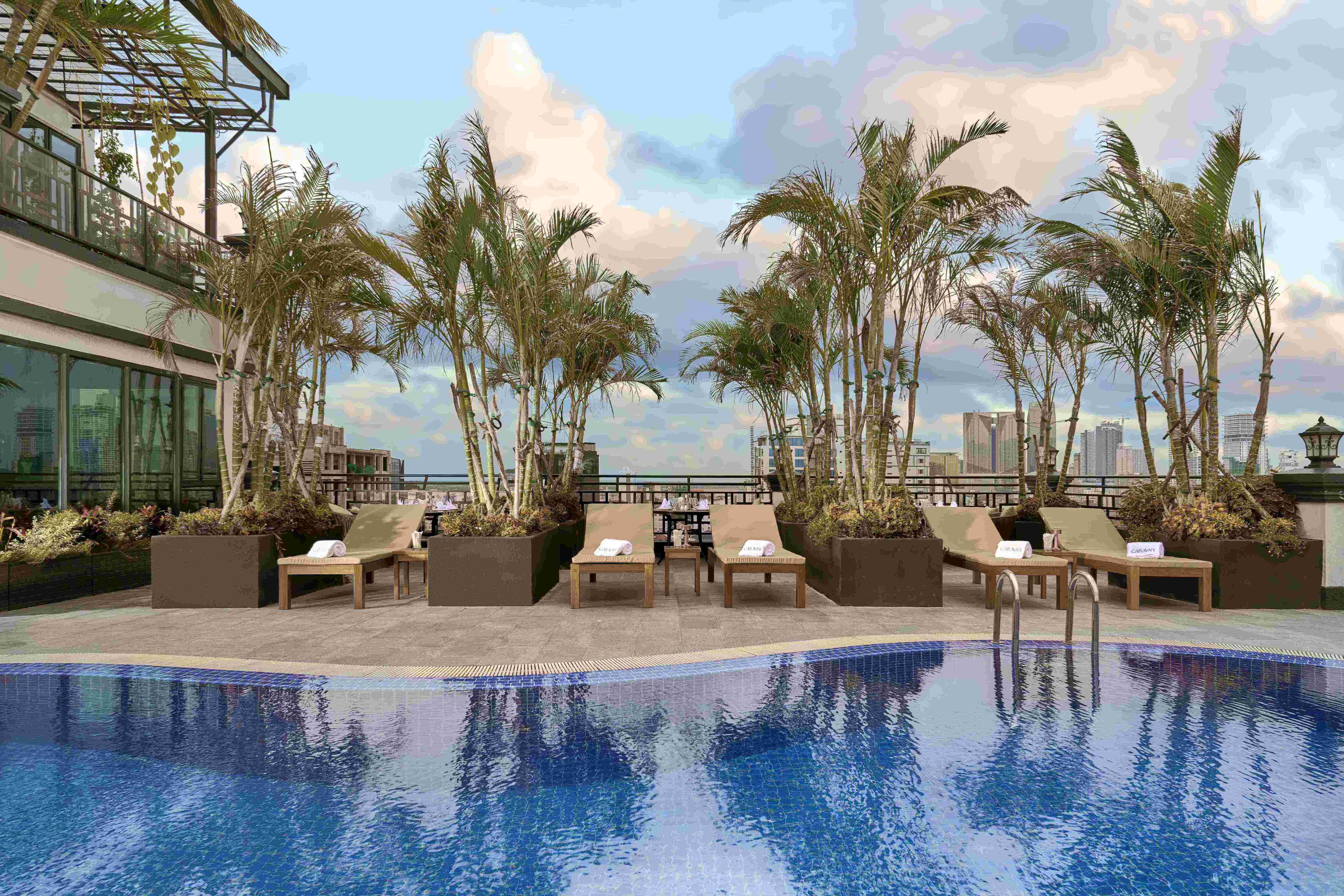 Dette stilfuldt moderne byhotel i hjertet af Phnom Penh byder blandt andet på et indbydende poolområde på taget og en skybar med udsigt over byen.