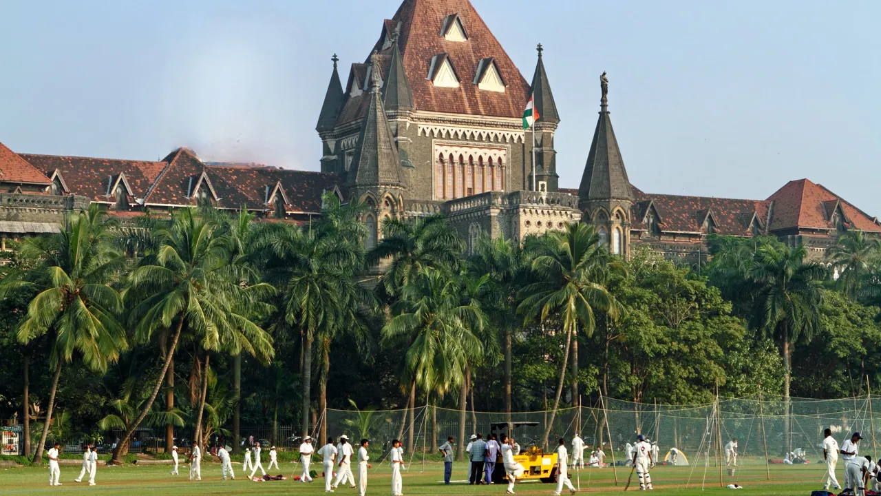 Cricket foran den britiske retsbygning i Mumbai. Foto Anders Stoustrup