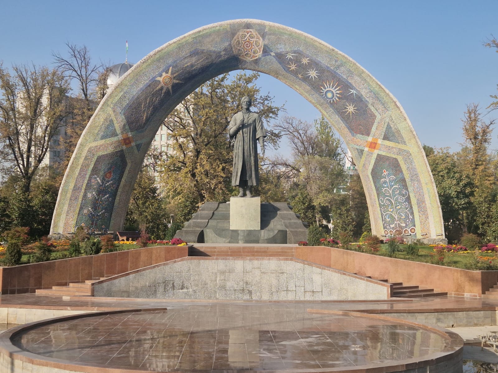 Rudaki, den persiske poesis fader, står i Rudaki Park i Dushanbe. Foto Anne Marie Boye