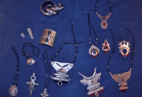 Beduin-smykker i sølv, agat og onyx, alle fundet af Kirsten Gynther Holm på rejser i blandt andet Marokko.