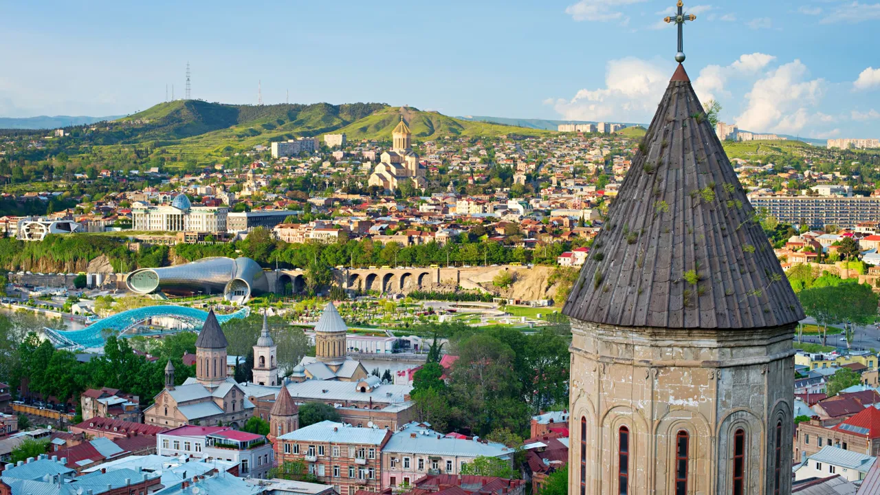 Vi tager på byrundtur i Georgiens hovedstad Tbilisi. Foto Viktors Farmor