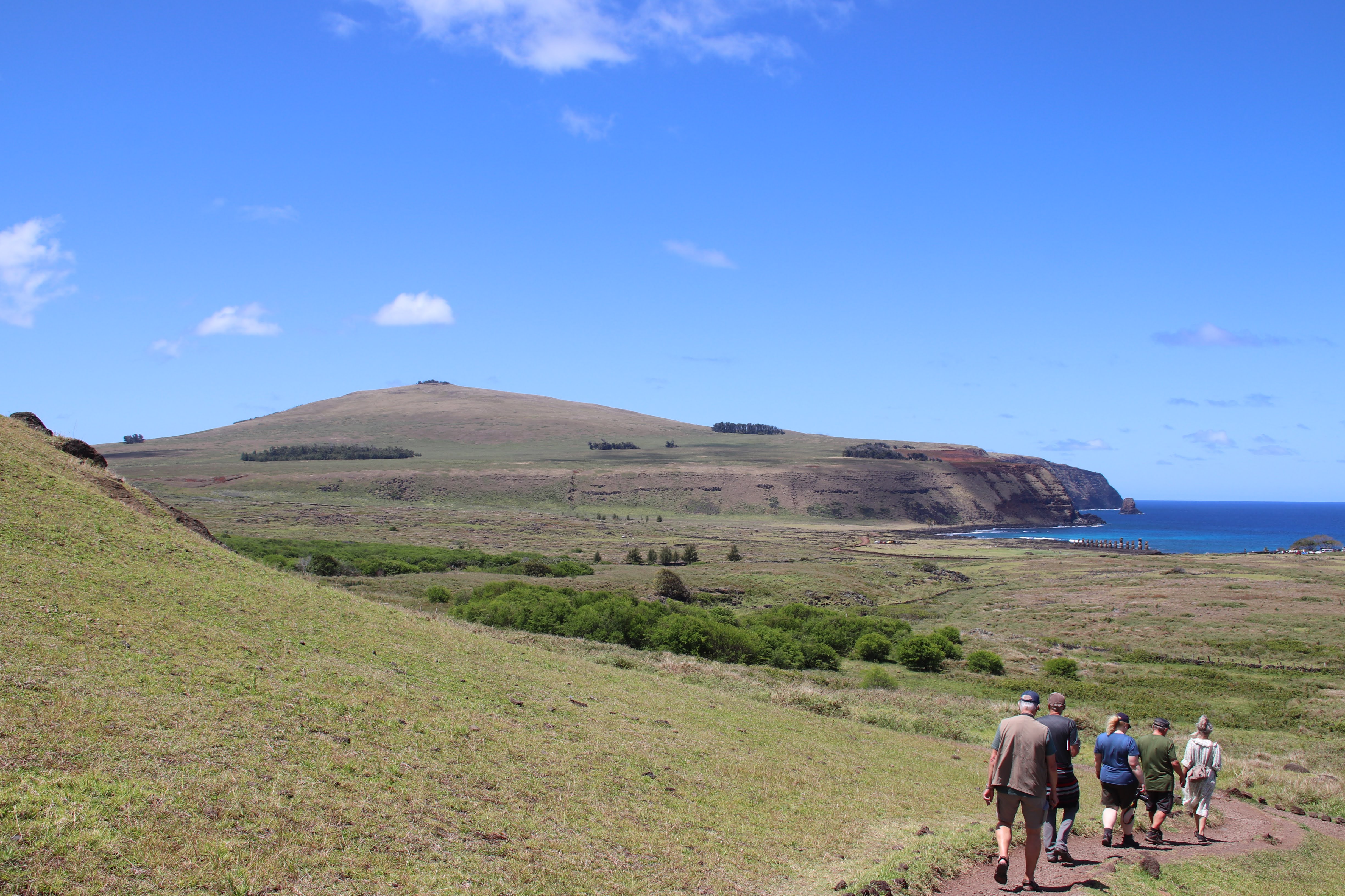 Vandretur ved Rano Raraku med udsigt mod Poike på Påskeøen i Chile. Foto Ib Larsen