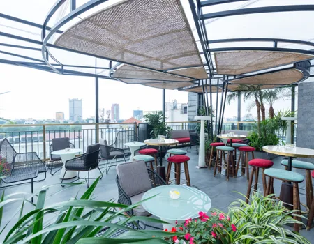 Tagterrassen på The Chi Hotel i Hanoi. Foto Anders Stoustrup