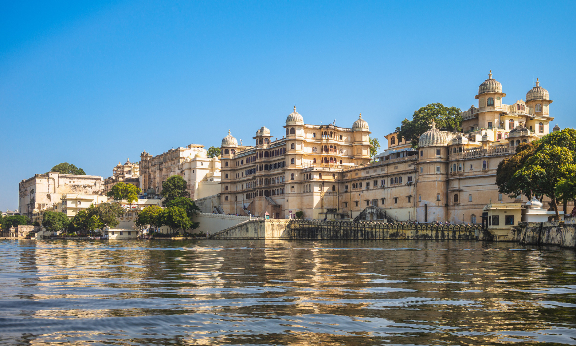 Det store palads i Udapur ligger flot ned til søen. Foto Viktors Farmor