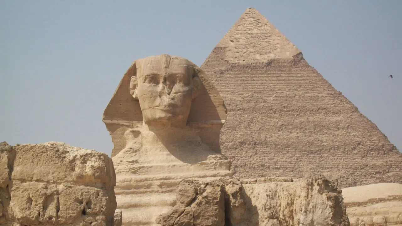 I Giza besøger vi de verdensberømte pyramider og Sfinxen. Foto Viktors Farmor