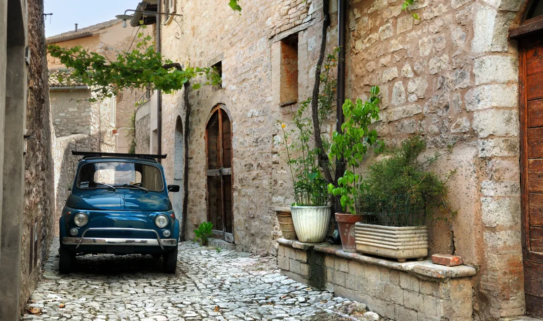 De smalle gader i Spello kan lige rumme en lille Fiat. Foto Viktor Farmor 