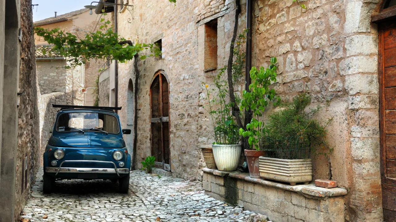 De smalle gader i Spello kan lige rumme en lille Fiat. Foto Viktor Farmor