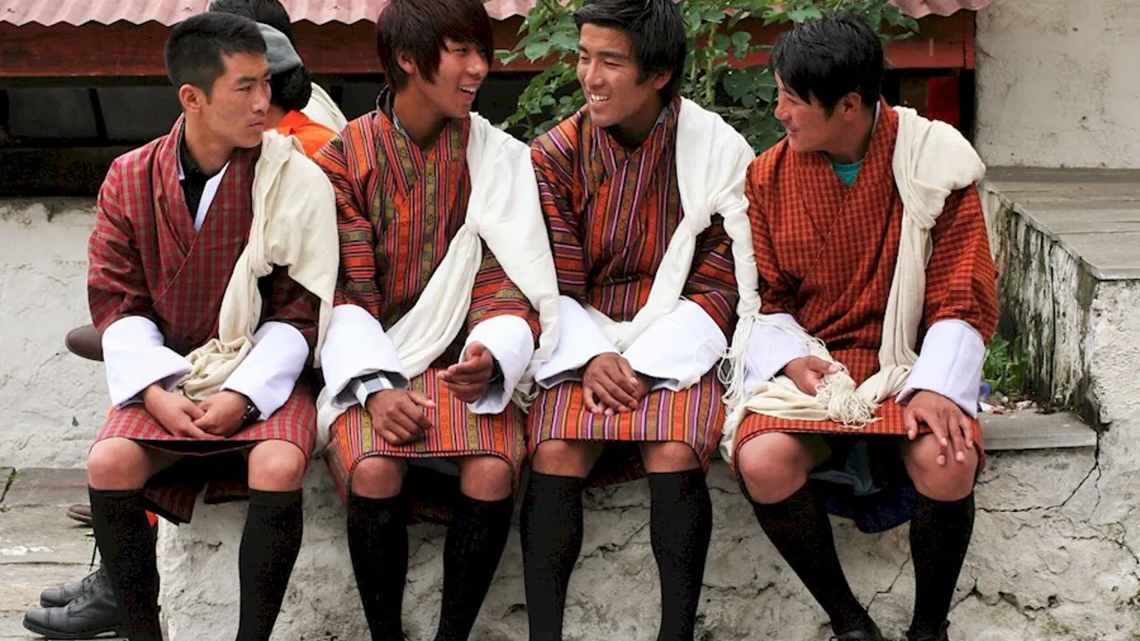 Unge mænd i Bhutan går i nationaldragt ved særlige lejligheder. Foto Elisabeth Sandell