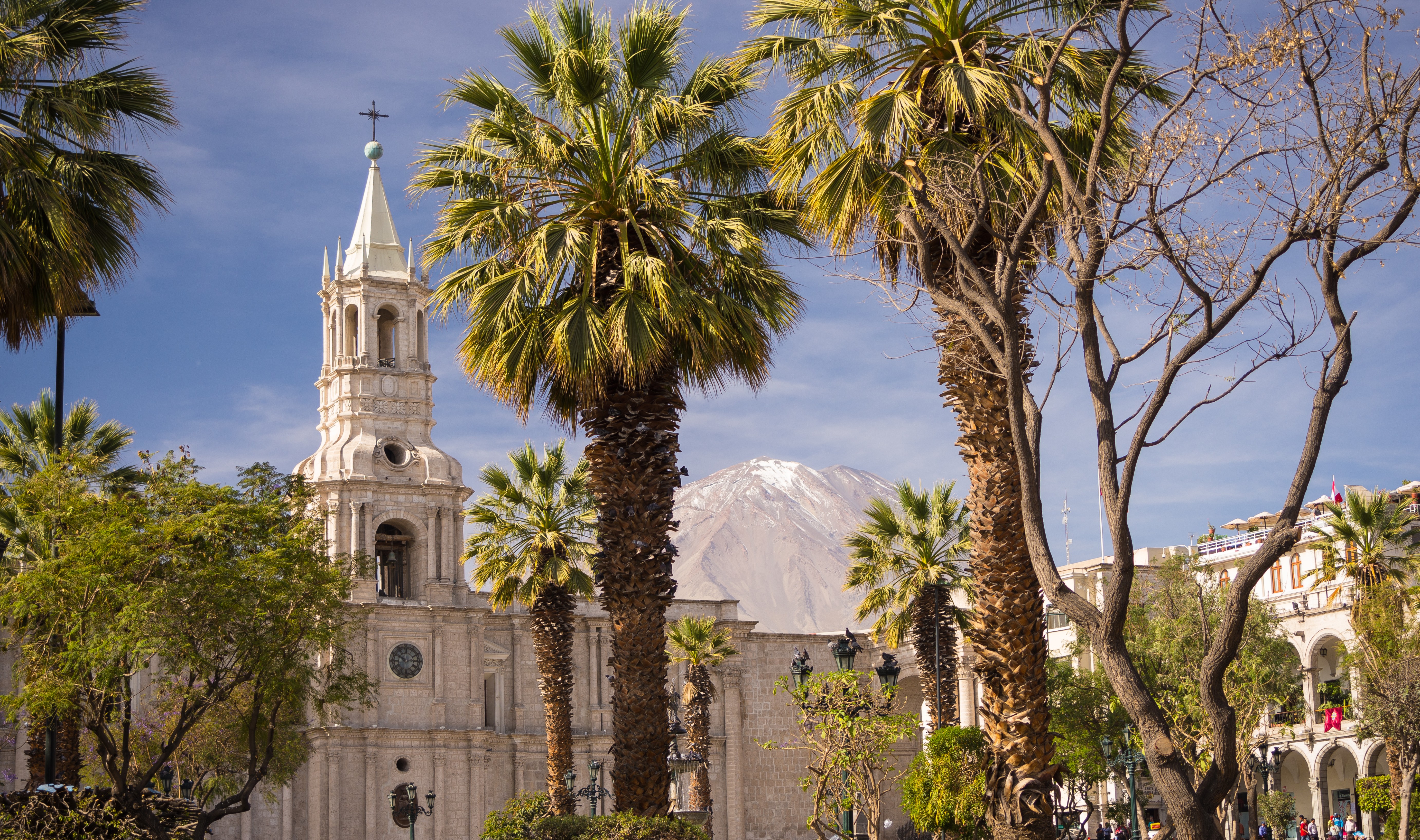 Det pompøse Santa Catalina kloster og vulkanen El Misti i baggrunden. Foto Viktors Farmor