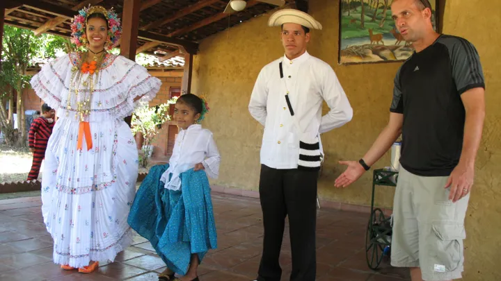 Med Viktors Farmor møder man blandt andet lokalbefolkningen i Peru. Foto Kirsten Gynther Holm