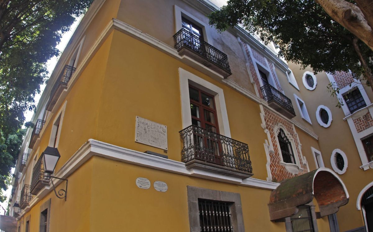 Hotel Colonial ligger kun en blok fra Zócaloen i hjertet af Puebla. 