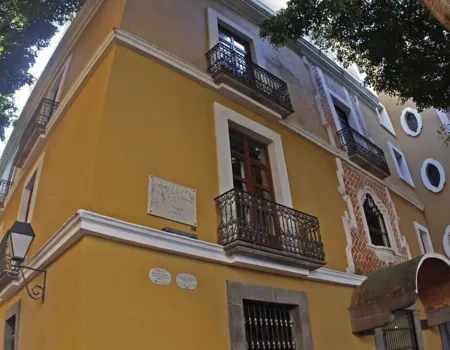 Hotel Colonial ligger kun en blok fra Zócaloen i hjertet af Puebla.