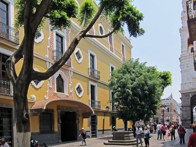 Hotel Colonial ligger kun en blok fra Zócaloen i hjertet af Puebla. 